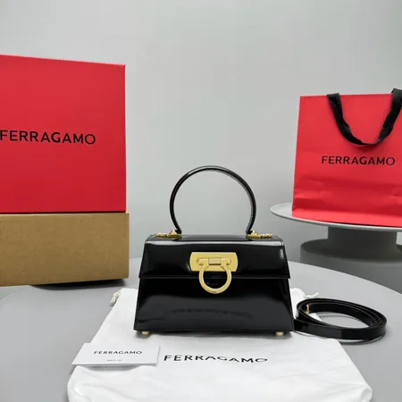 フェラガモ ハンドバッグ