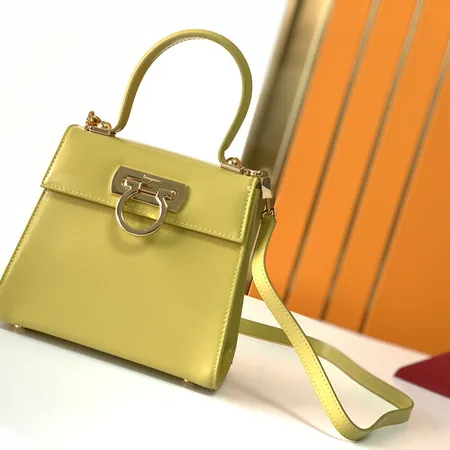 フェラガモ ハンドバッグ