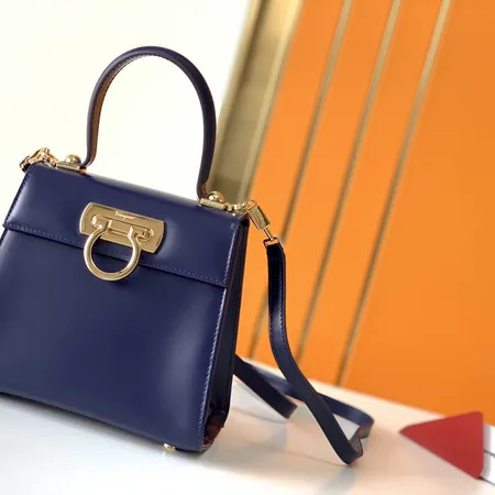 フェラガモ ハンドバッグ