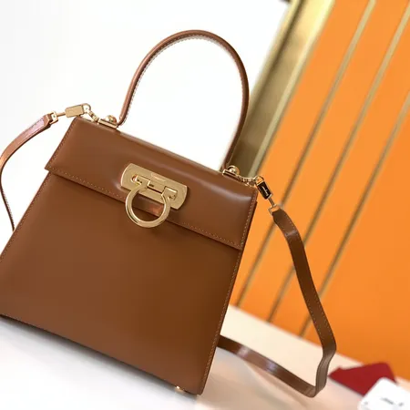 フェラガモ ハンドバッグ