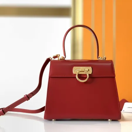 フェラガモ ハンドバッグ