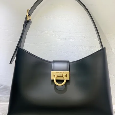 フェラガモ ハンドバッグ