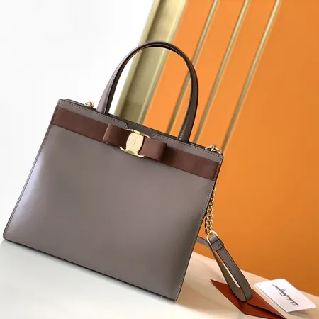 フェラガモ ハンドバッグ