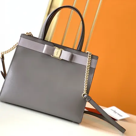 フェラガモ ハンドバッグ