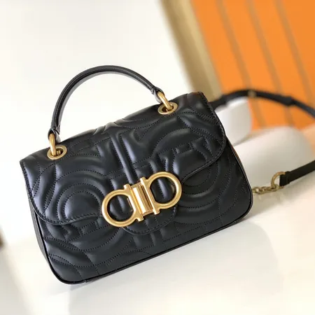 フェラガモ ハンドバッグ