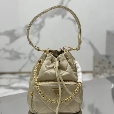 プラダ ハンドバッグ