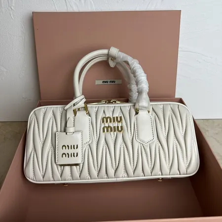 ミュウミュウ ハンドバッグ