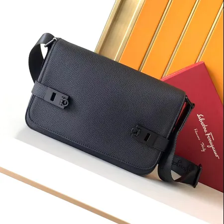 フェラガモ ハンドバッグ