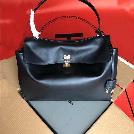 バレンシアガ ショルダーバッグ