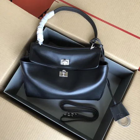 バレンシアガ ショルダーバッグ