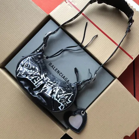 バレンシアガ ショルダーバッグ