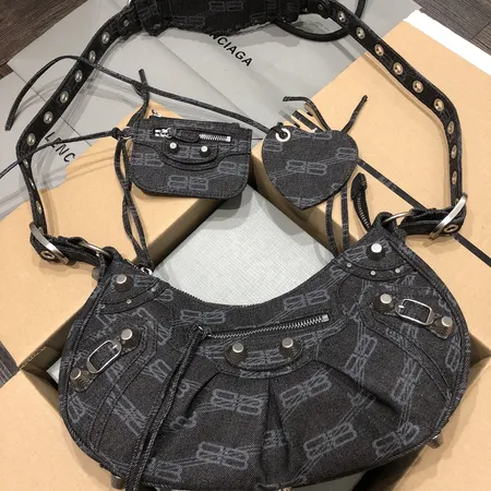 バレンシアガ ショルダーバッグ