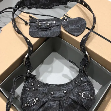 バレンシアガ ショルダーバッグ