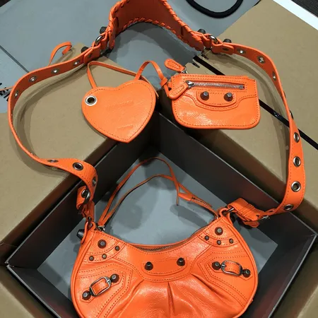 バレンシアガ ショルダーバッグ