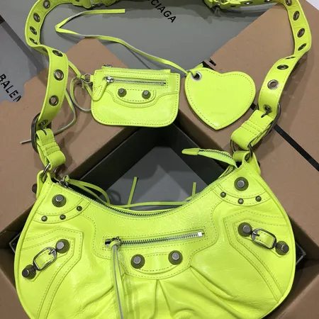 バレンシアガ ショルダーバッグ