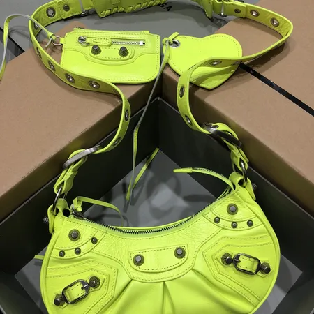 バレンシアガ ショルダーバッグ