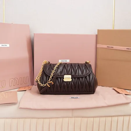 フェラガモ ショルダーバッグ