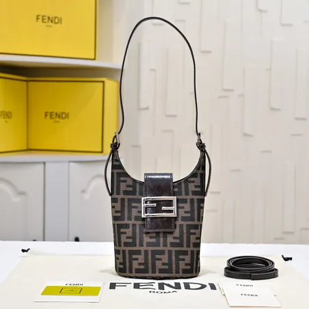 フェンディ ショルダーバッグ