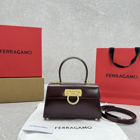 フェラガモ ハンドバッグ