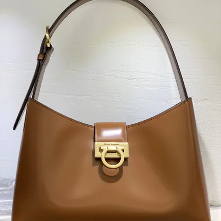 フェラガモ ハンドバッグ