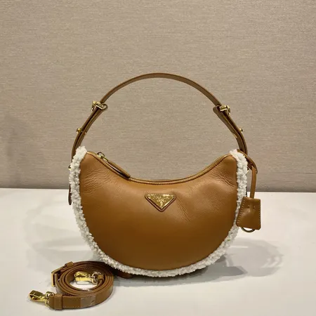 プラダ ハンドバッグ