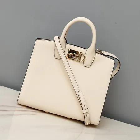 フェラガモ ハンドバッグ