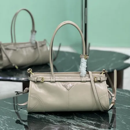 プラダ ハンドバッグ
