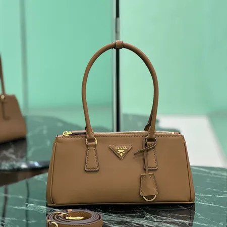 プラダ ハンドバッグ
