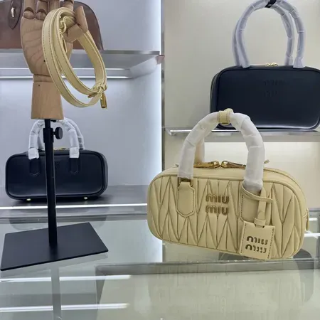 シャネル ショルダーバッグ