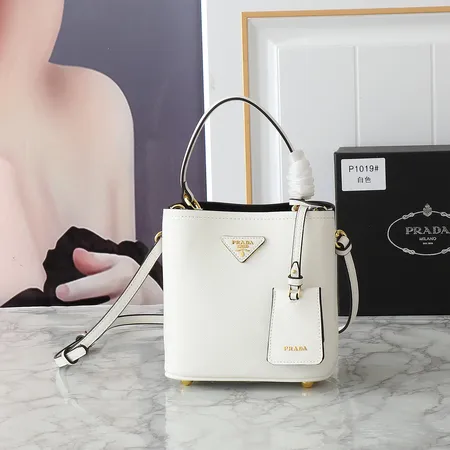 プラダ ショルダーバッグ