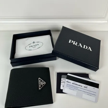 プラダ 折り財布