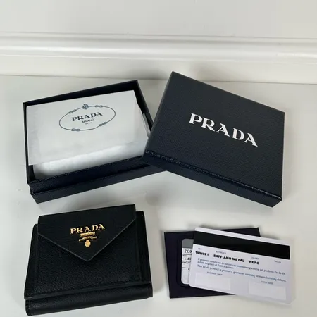 プラダ 長財布