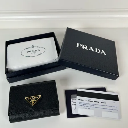 プラダ 長財布