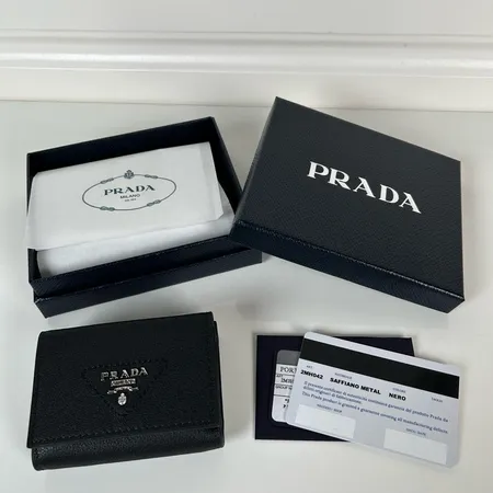 プラダ 長財布
