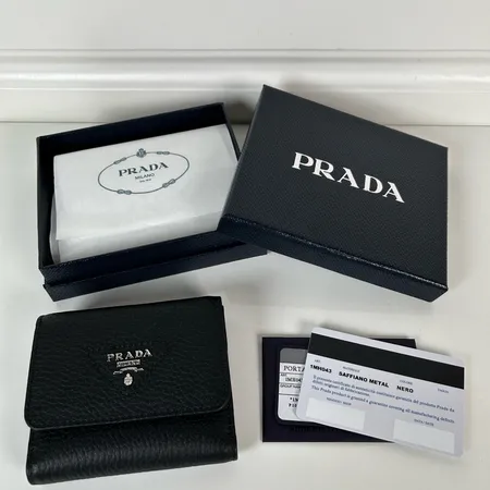 プラダ 折り財布