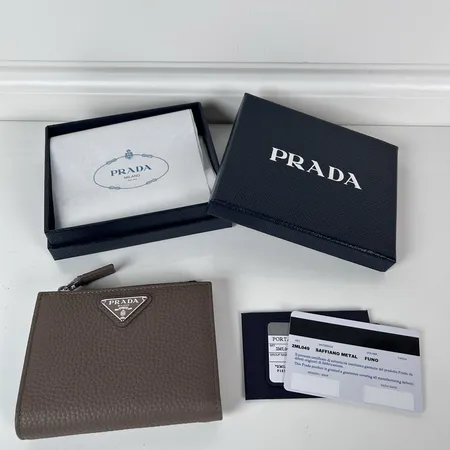 プラダ 折り財布