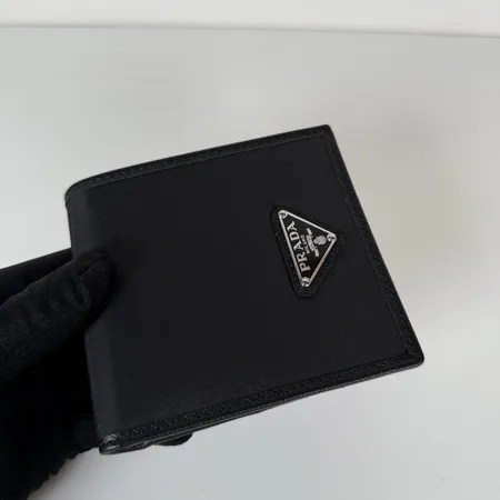 プラダ 折り財布