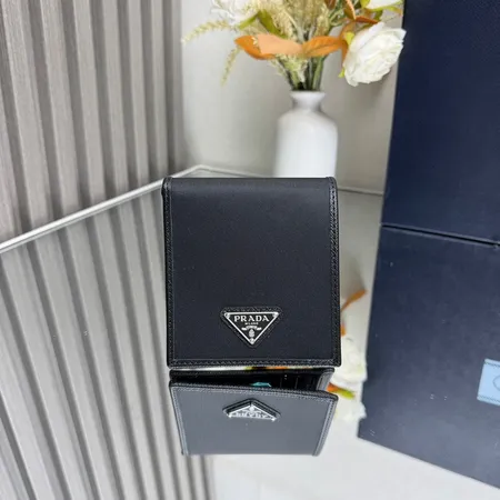 プラダ 折り財布