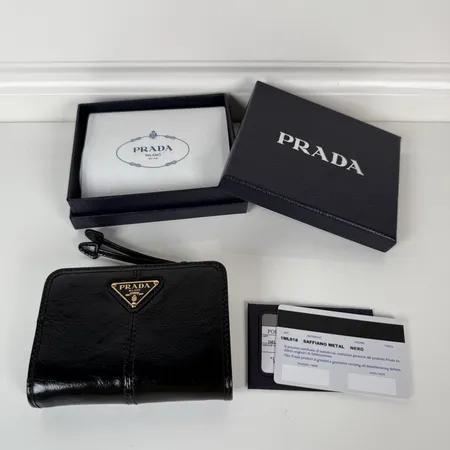 プラダ 折り財布