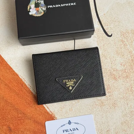 プラダ 折り財布