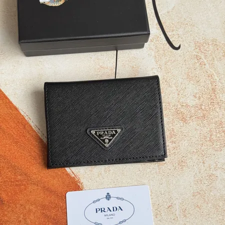プラダ 折り財布