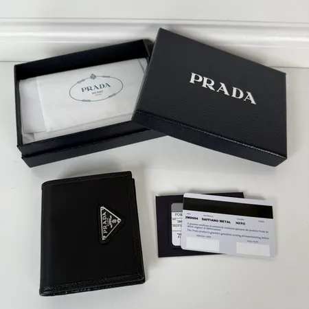 プラダ 折り財布