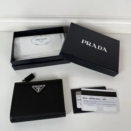 プラダ 折り財布