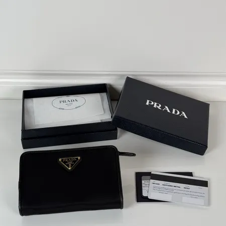 プラダ 折り財布
