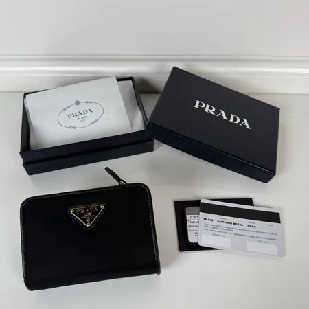 プラダ 折り財布