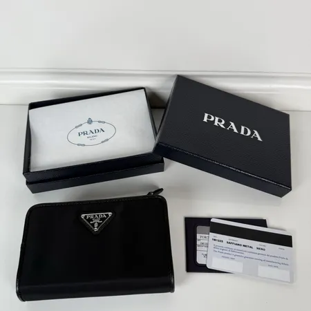 プラダ 折り財布