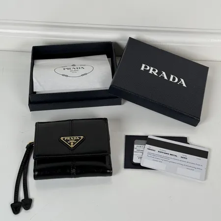 プラダ 折り財布