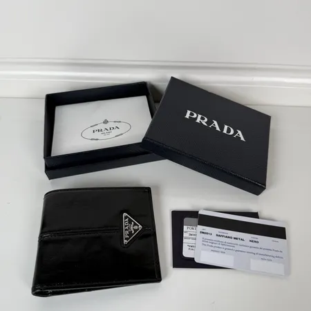 プラダ 折り財布