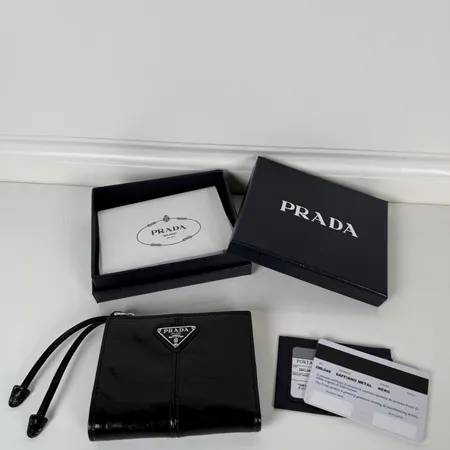 プラダ 折り財布