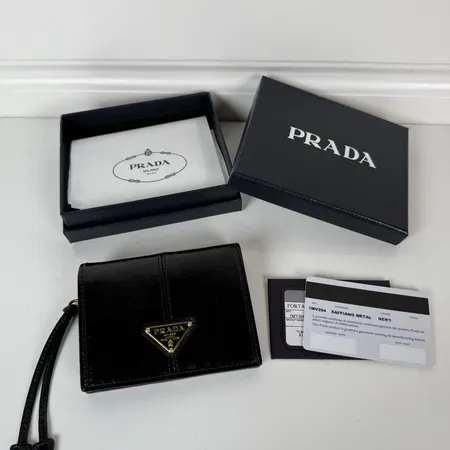 プラダ 折り財布